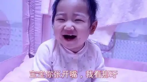 10个月宝宝学老虎叫,宝宝一边怒吼一边吓唬爸妈,表情太逗了