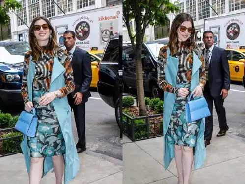 安妮海瑟薇最新街拍,一身碎花裙气场强大,变身穿普拉达的女王