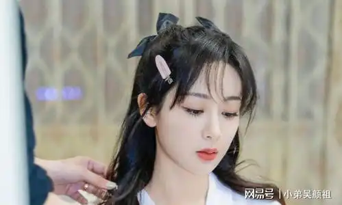 杨紫穿浴袍晒照温婉甜美,今现身横店街头,戴渔夫帽穿休闲服散步
