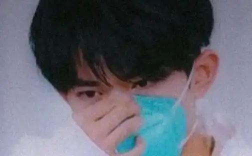 易烊千玺新电影剧照,穿白大褂看片子,造型和手法神还原医生