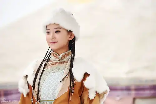 组图射雕曝剧照代文雯白衣白帽清新甜美
