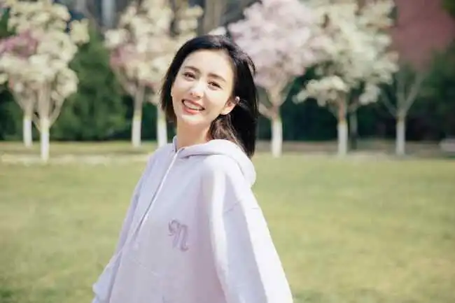 38岁佟丽娅罕见晒近照身材纤细皮肤白嫩似少女38岁佟丽娅罕见晒近照到底发生了什么