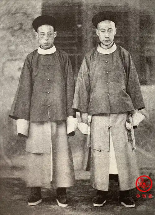 晚清老照片李鸿章垂垂老矣行走不便,清军士兵手持落后鸟枪
