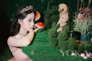 欧阳娜娜头戴钻冕化身爱丽丝梦游仙境中的小公主
