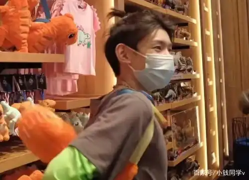 冯提莫与王源在同一家玩偶店打卡冯提莫面露桃花笑得超甜