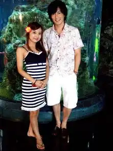 哪里有恶作剧2吻中玛丽千田爱莎头戴花朵的剧照图中黄色衣服的那位
