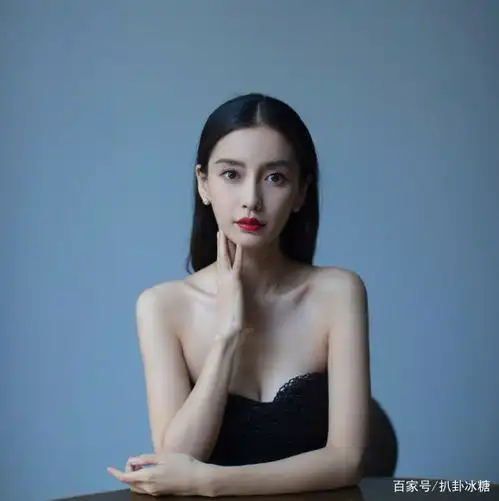 程真真这袭黑色网格抹胸裙太惊艳,带货王果然又穿了新品
