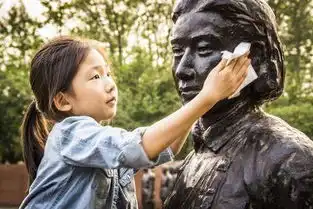 一个老人一个女孩的鬼舞步视频中的背景音乐,跪求