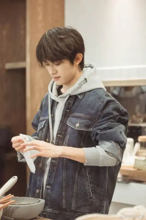 组图易烊千玺脏脏牛仔装潮酷有型怀抱猫咪眼神宠溺