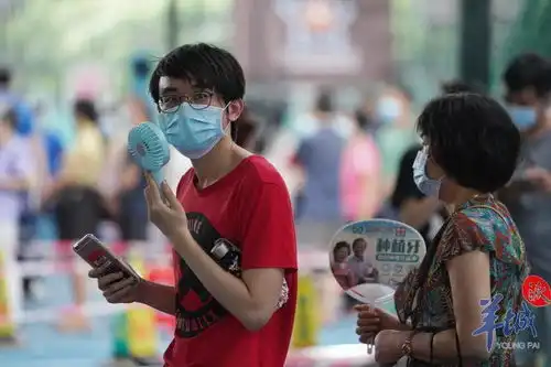 图集高温暴雨,老广淡定有序测核酸

