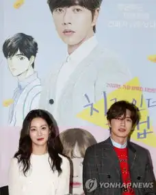 朴海镇将微博直播宣传影版奶酪陷阱