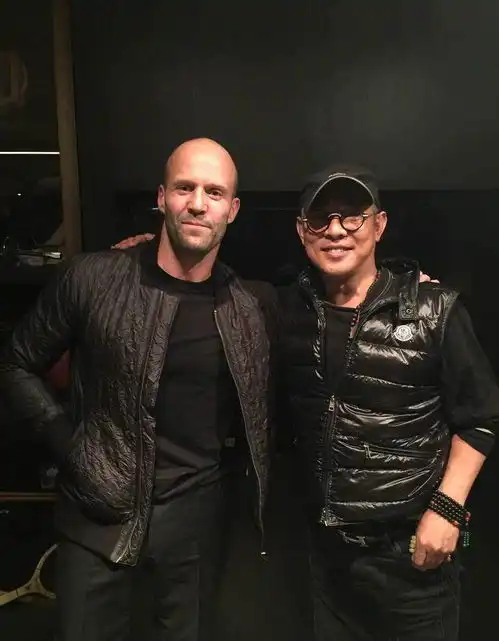 出道前卖水货,前女友身材火爆,老婆小20岁,52岁硬汉杰森斯坦森
