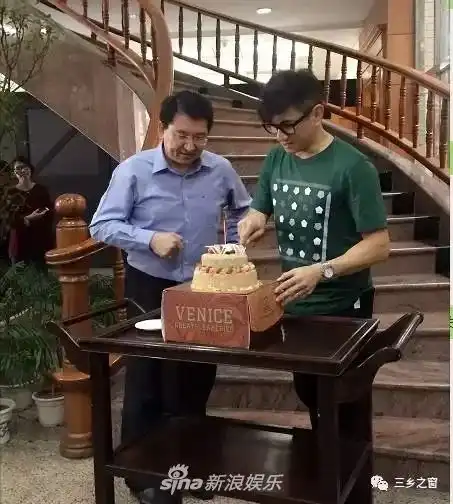 吴奇隆刘诗诗机场恩爱牵手,这小两口每次站在一起就是甜蜜暴击