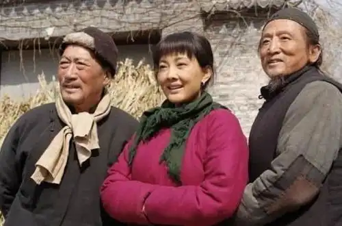 48岁牛莉近照,曾是游泳射击双料冠军,8上春晚,结婚23年老公成谜