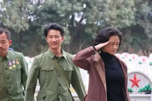 彝族新兵受重伤,爬120米火海牺牲,枪口方向躺2具越军尸体

