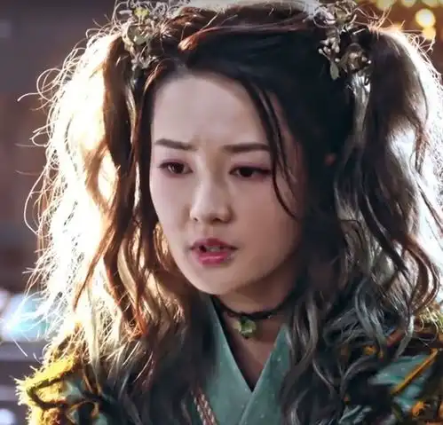 斗破苍穹小医仙回家后还穿破衣服,穷剧组舍不得给李沁换新衣服