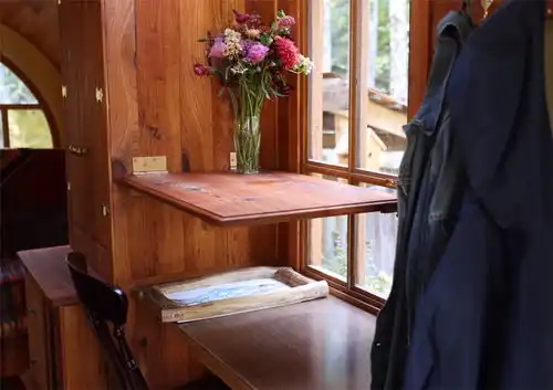 他用废旧材料建12㎡蜗居,在水泥管般的家中住1年,网友真服了
