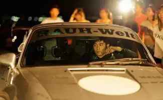 周杰伦新片叱咤风云再度驾驶头文字d经典车豆腐号