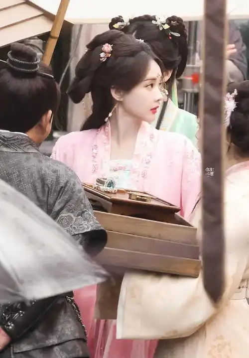 李一桐穿粉色裙装古灵精怪眉头微皱扮千金大小姐
