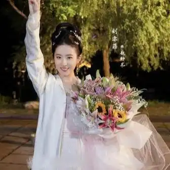 柳岩晒与刘亦菲林允合照,我却被手捧鲜花的陈晓吸引,这状态不错