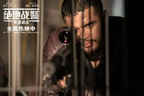 绝地战警疾速追击正在热映史皇年度巅峰大银幕搏命扒飞机
