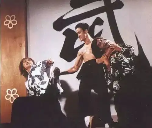 日本武术教练,35岁拜师李小龙,今94岁仍坚持为李小龙扫墓
