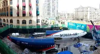 工人武汉闹市街头组装客机建飞机主题餐厅