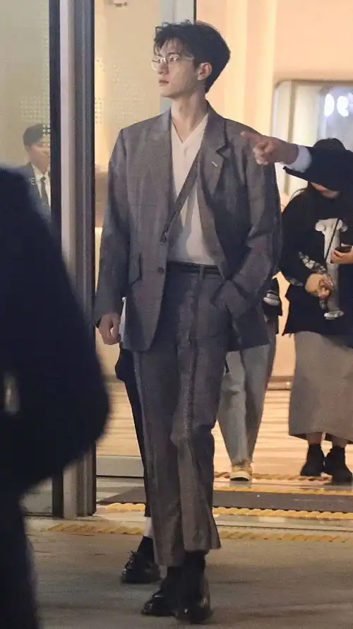 关晓彤林一胡同路透曝光,女方身高173男方187,大长腿超般配