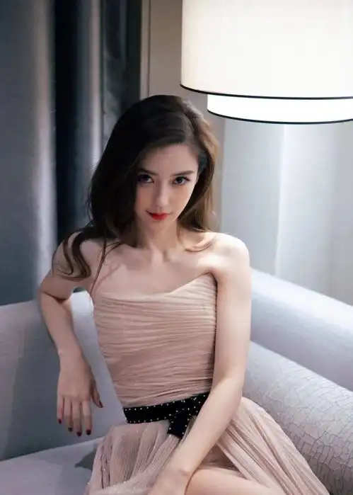 李菲儿公开称不认识杨颖采访中途直接黑脸,记者偷笑场面尴尬
