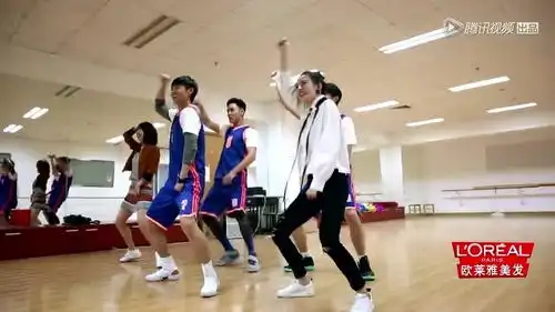 万事屋全体编排啦啦队舞,因为有林更新的存在,秒变乡村爱情风