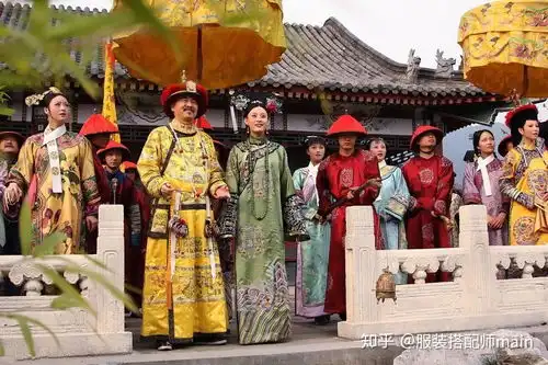 50岁陈建斌还是个潮男,一身黑衣气场十足,头戴印花帽太会赶时髦

