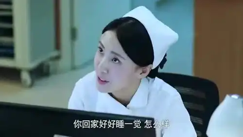 急诊科医生病床上突然多了一个人,小护士赶紧喊护士长过去看
