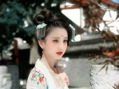 一根流苏发簪撑起整个古装造型的女星,热巴和佟丽娅一比就输了
