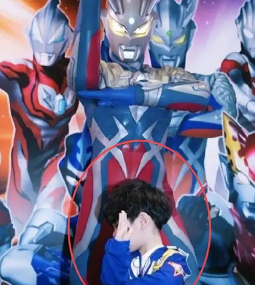 baby杨颖晒儿子3岁庆生照小海绵爱好和黄晓明一样,不愧是父子