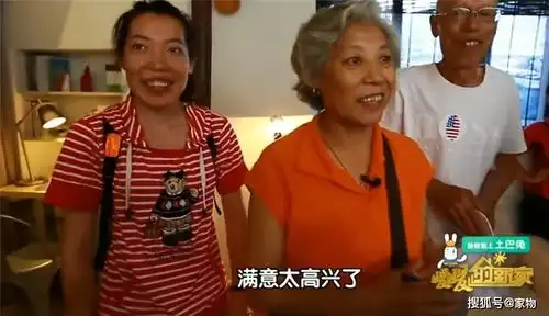 1家7口蜗居35㎡平房,在厨房洗澡晚上睡一张床网友难以相信
