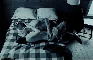 哥斯拉女主伊丽莎白出位照被扒裸身搏壮男
