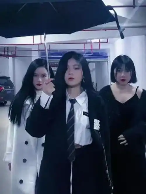 我们站一块就是最好的文案
