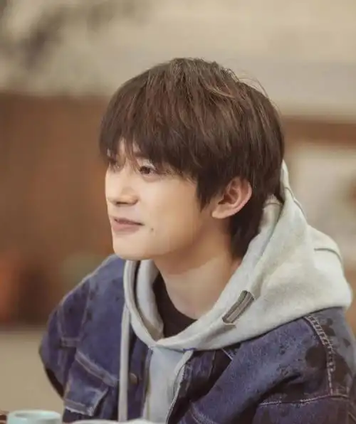 易烊千玺读特别来信,谈人生重要大考,诠释欲戴王冠必承其重
