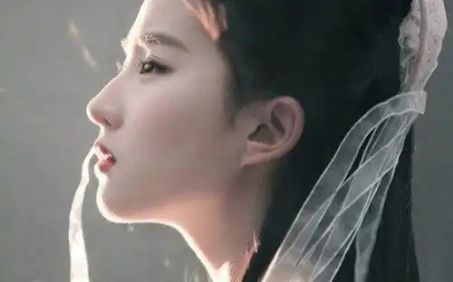 她是小龙女第一位扮演者,颜值不输刘亦菲,却在事业高峰期退隐
