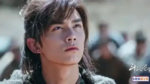 斗破苍穹厄难毒体女孩驾紫晶狮王而来,与萧炎对望,霸气