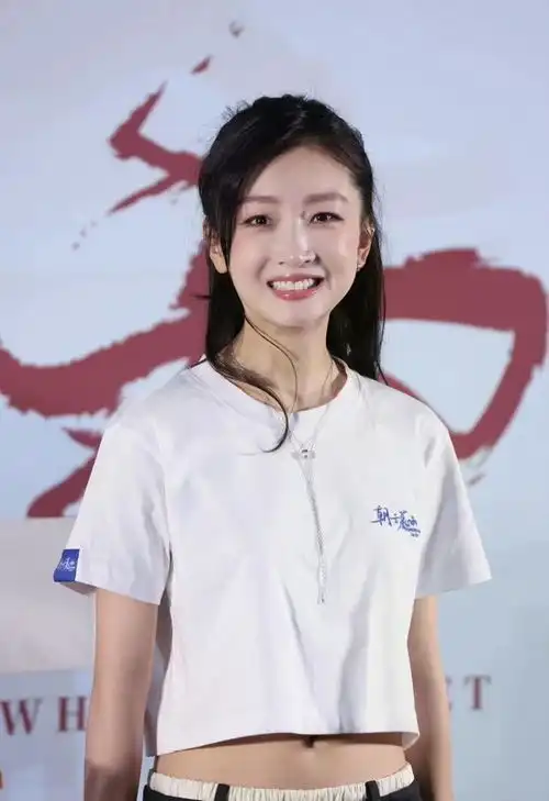 32岁周冬雨出席电影首映礼,造型简约大方宛如邻家小妹,有女人味