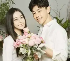 热巴片场抱起邓论,怪力少女果然了得,这画风是温馨还是清奇
