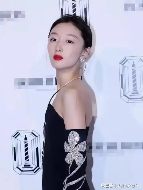 平胸女星玩性感,到底是性张力还是性缩力差距究竟在哪
