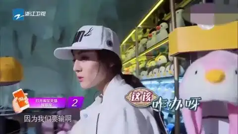 迪丽热巴抚摸小海豚,却遭到小海豚甜蜜暴击,脸都被亲肿了