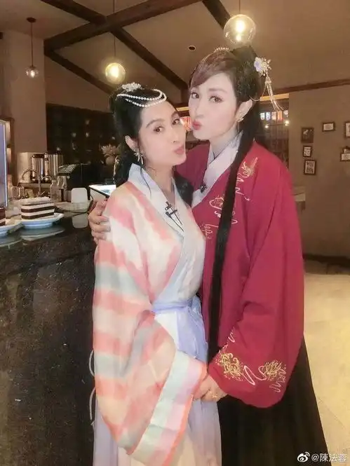 港普f4姐妹合体朱茵蔡少芬穿汉服亲密拍照