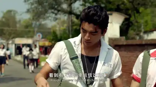 我的少女时代校霸对校花只是玩玩而已,却对丑女动了真心,默默喜欢不敢表现
