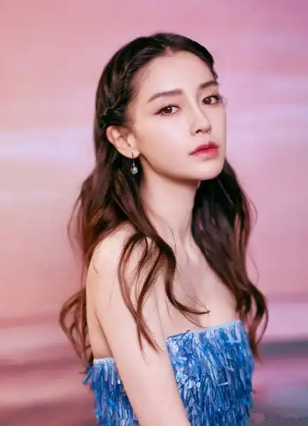angelababy关晓彤欧阳娜娜同台主持晚会,杨颖也太抢镜了吧
