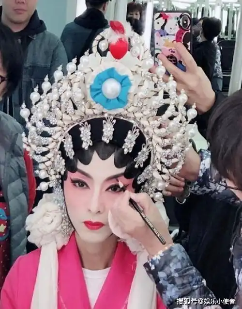 65岁米雪晒京剧造型皮肤光滑细致保养非常好
