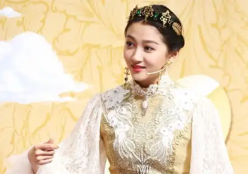 关晓彤宫廷风新造型,刺绣连衣裙穿出贵气,美目盼兮引人怜