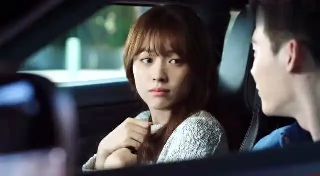 w两个世界李钟硕就在旁边,然而妍珠在一旁成了戏精,想问句你是认真的吗